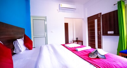 Manzil Hostel and Cafe Room Type - Deluxe Double Room With AC