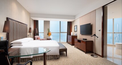 Crowne Plaza ZHENJIANG Room Type - 1 King Premium River View Lounge Access Crowne Plaza ZHENJIANG Room Type - 1 King Premium River View Lounge Access