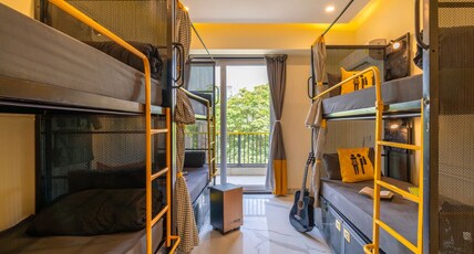 The Hosteller Gurgaon Room Type - Bed in 6 Bed Mixed Dormitory with Balcony and City View
