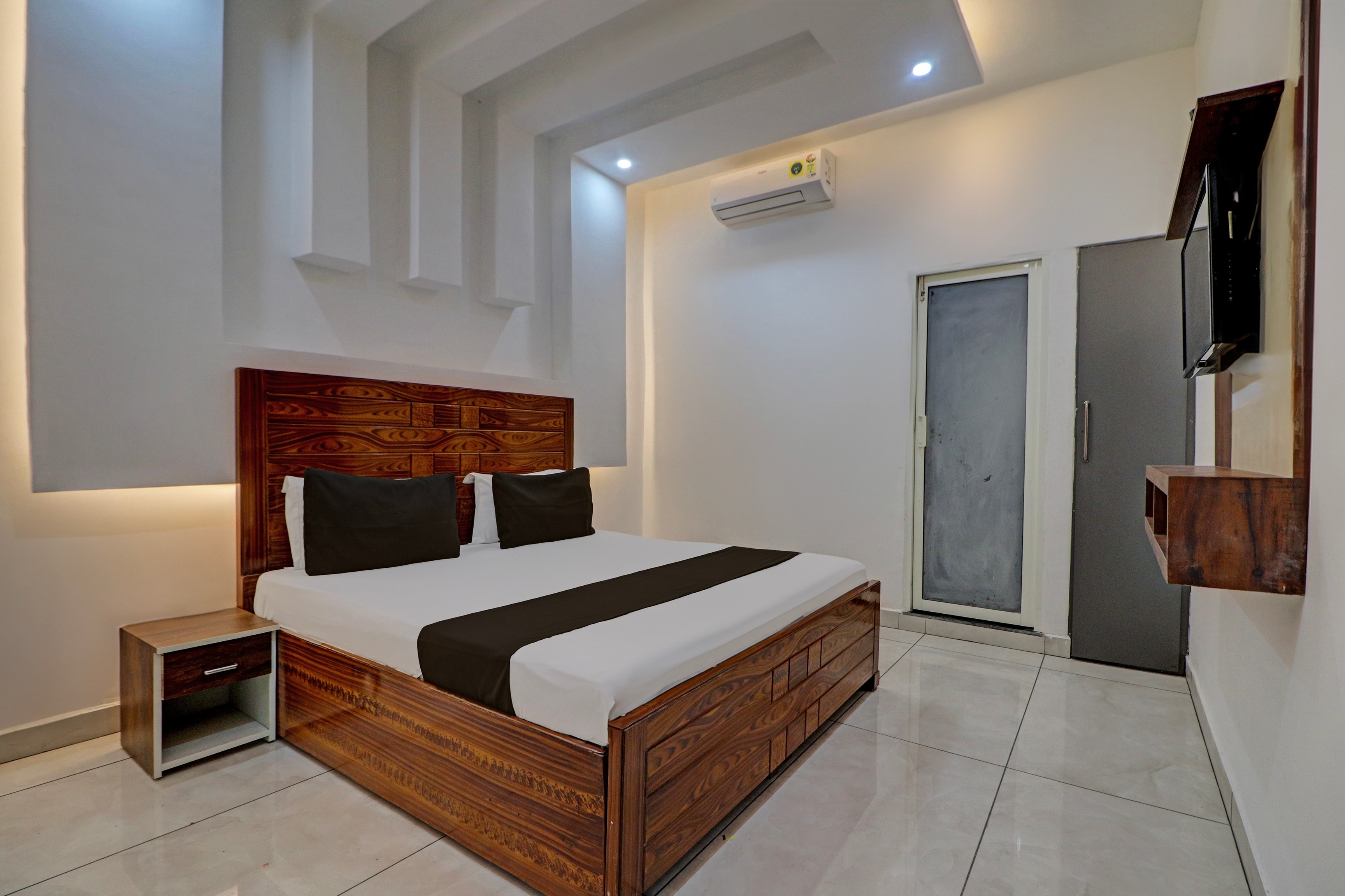 Hotel O Rudra - Tap to explore photos