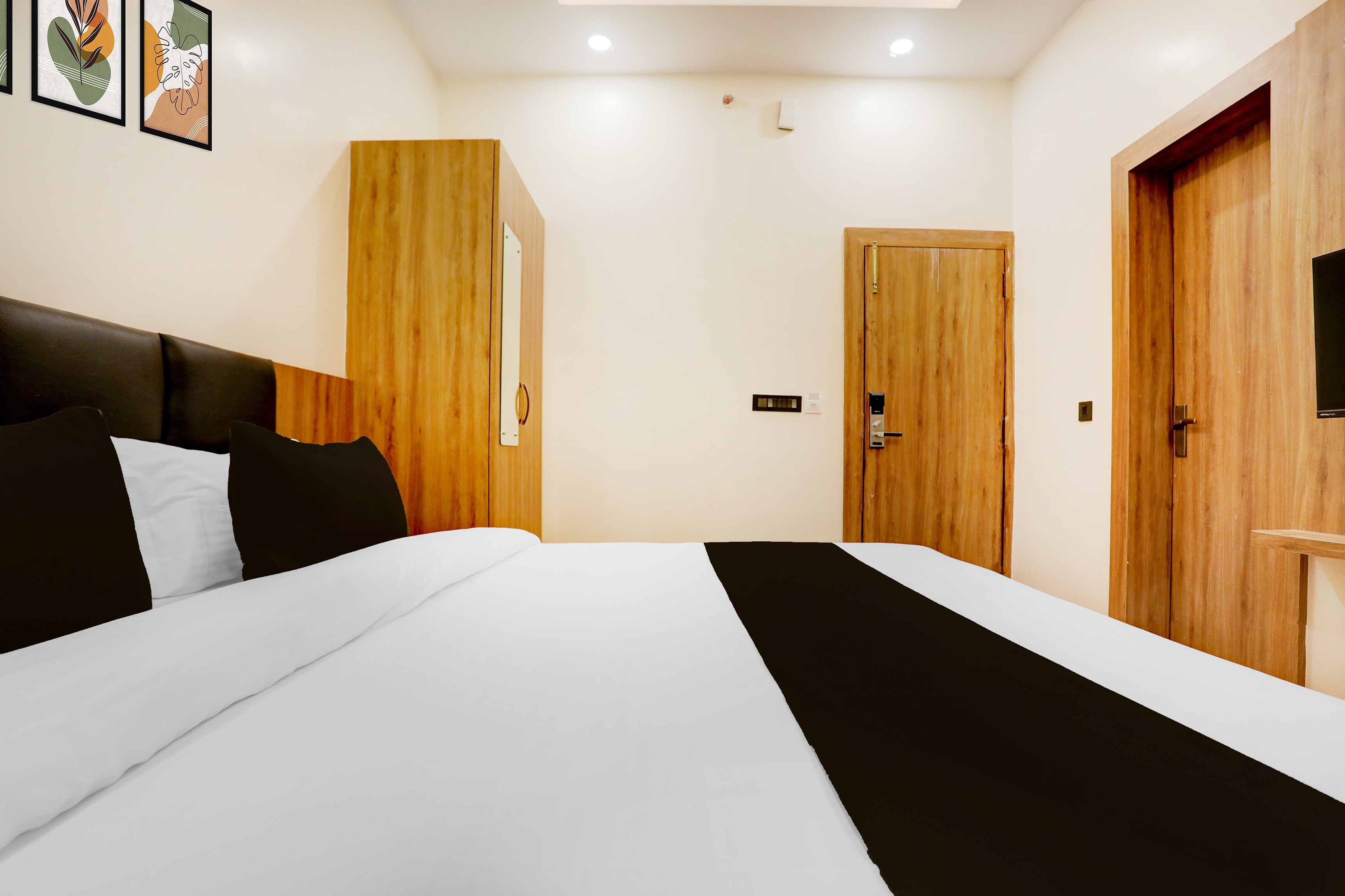 Super Townhouse Oak AIIMS Walmi Govindpur - Tap to explore photos