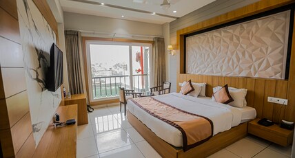 Mukut Mani : Hotel & Banquet Room Type - Deluxe Room with Balcony