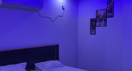 Privyrooms Gorakhpur Room Type - Deluxe Queen Suite (Non AC)