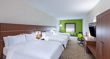 Holiday Inn Express and Suites Longview South I20 Room Type - 3 Queen Beds Suite
