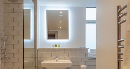 DoubleTree by Hilton Harrogate Majestic Hotel & Spa Room Type - KING BED DELUXE GUEST ROOM