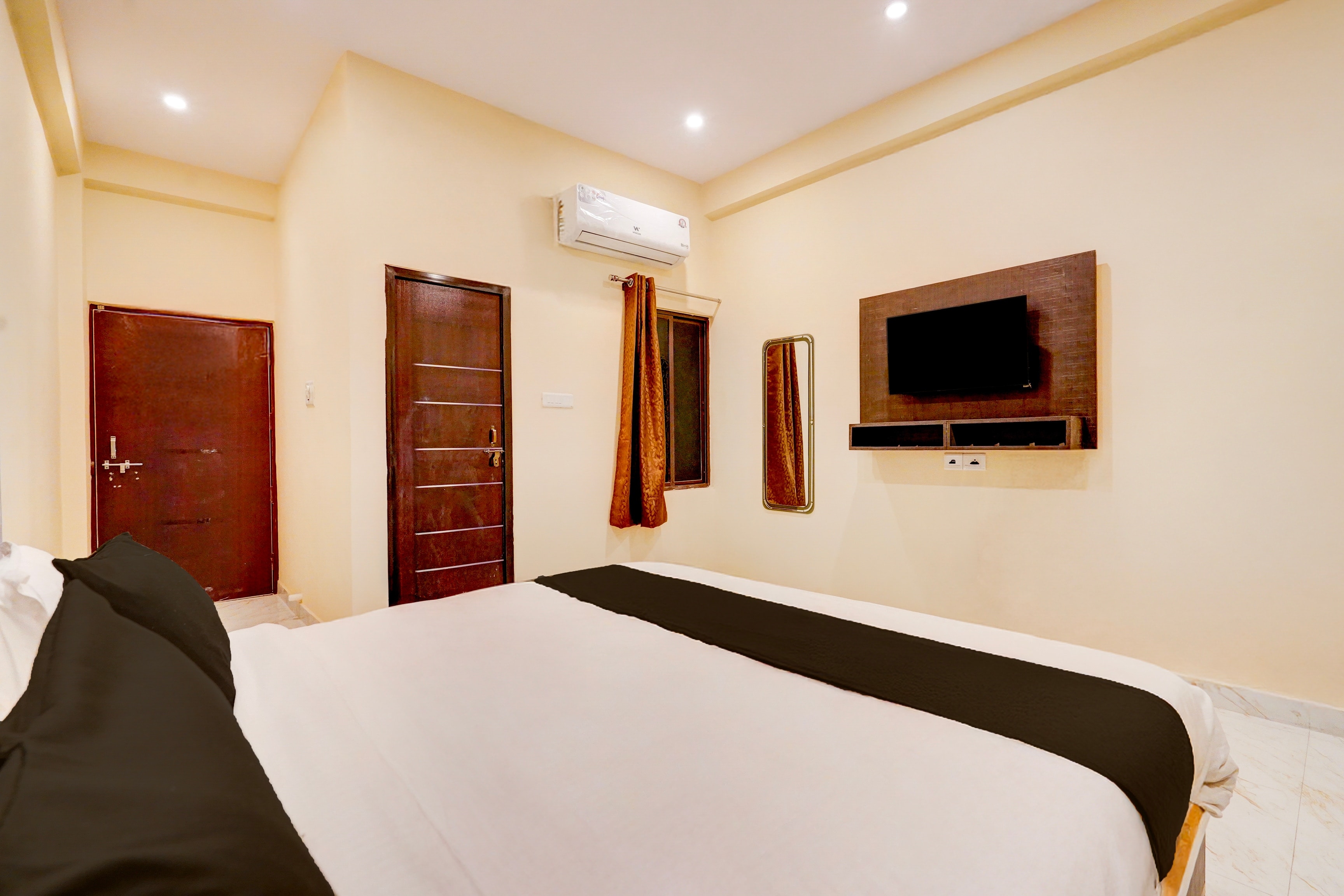 OYO Hotel O Varanasi - Prayagraj Crossway Formerly Holiday Home - Tap to explore photos