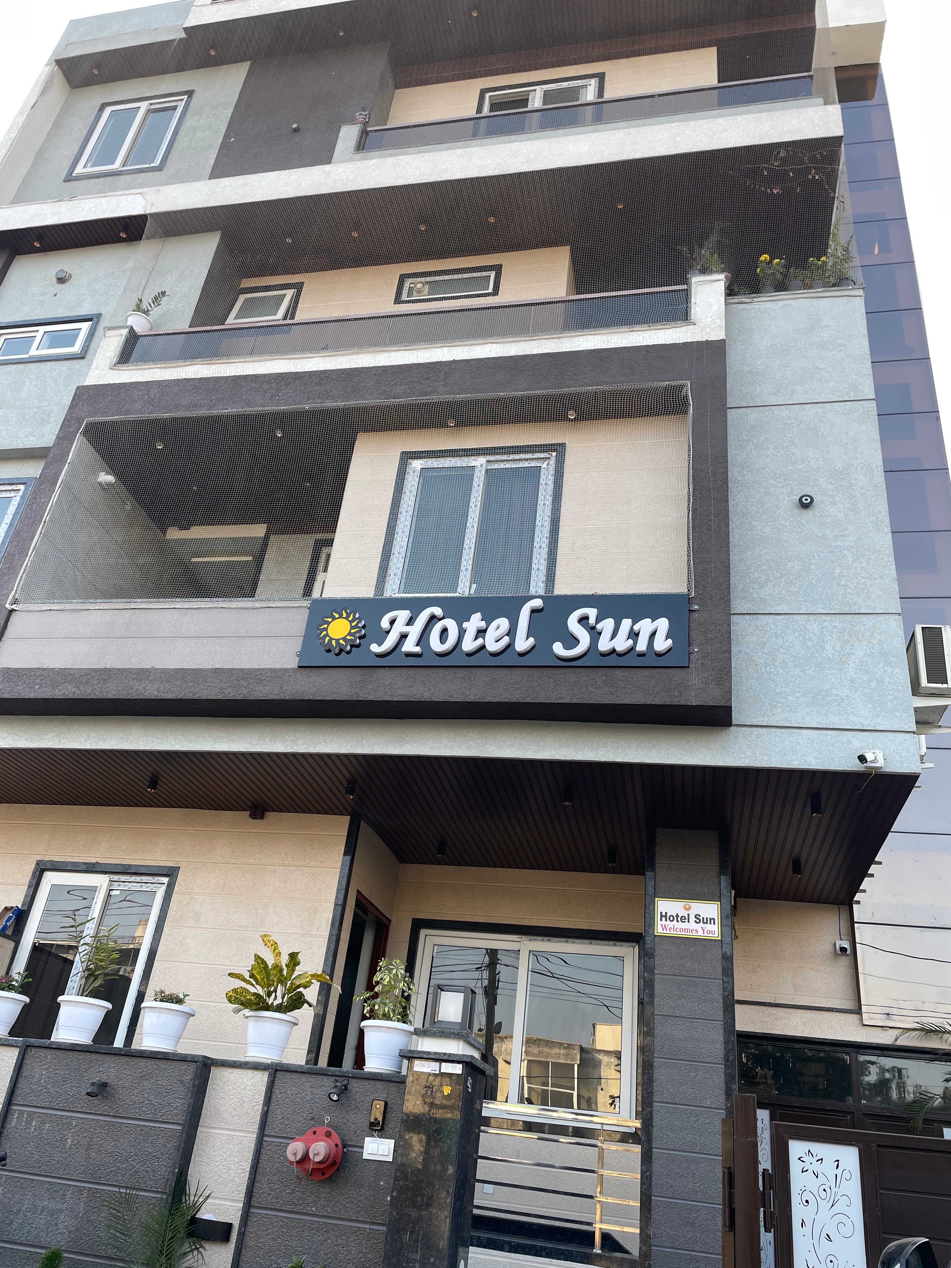 Hotel Sun. - Tap to explore photos