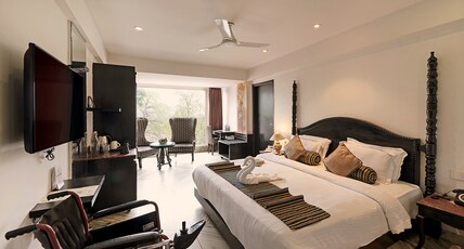 EllBee Ganga View Room Type - Accessible Room with King Bed (Mountain View)