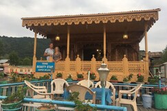 Young Beauty Star Group of Houseboat