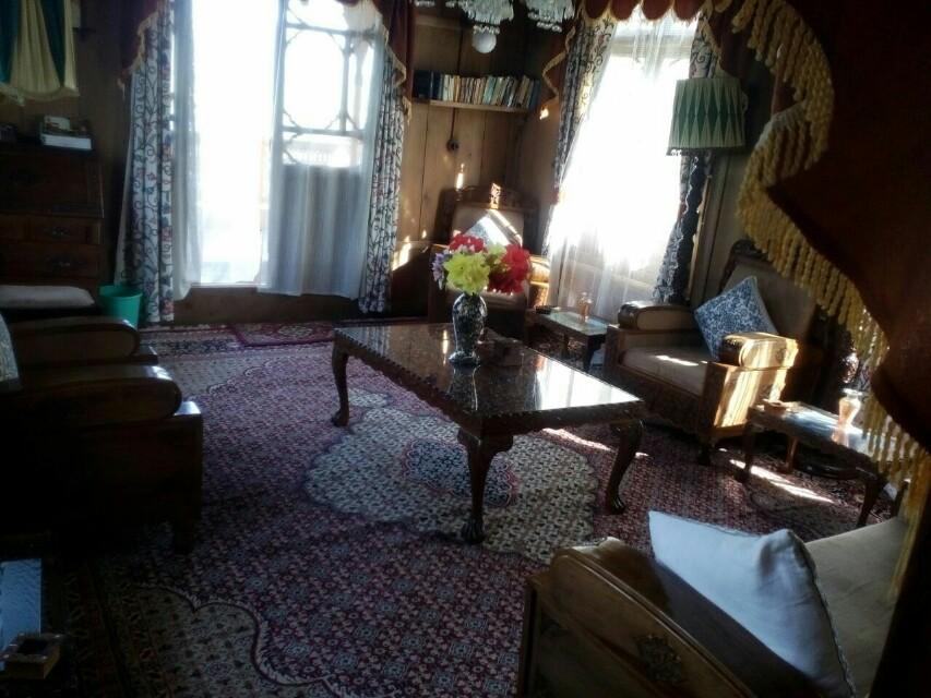 Queen's Palace Houseboat - Whole Property - Tap to explore photos