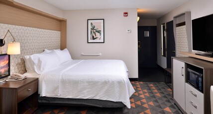 Holiday Inn Great Falls- Convention Center Room Type - 1 King Bed Standard Comm Access Tub
