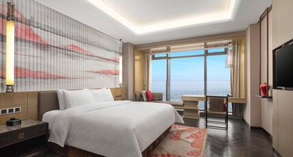 HUALUXE Hotels and Resorts WUHU, an IHG hotel Room Type - 1 King Standard Lounge Access River View