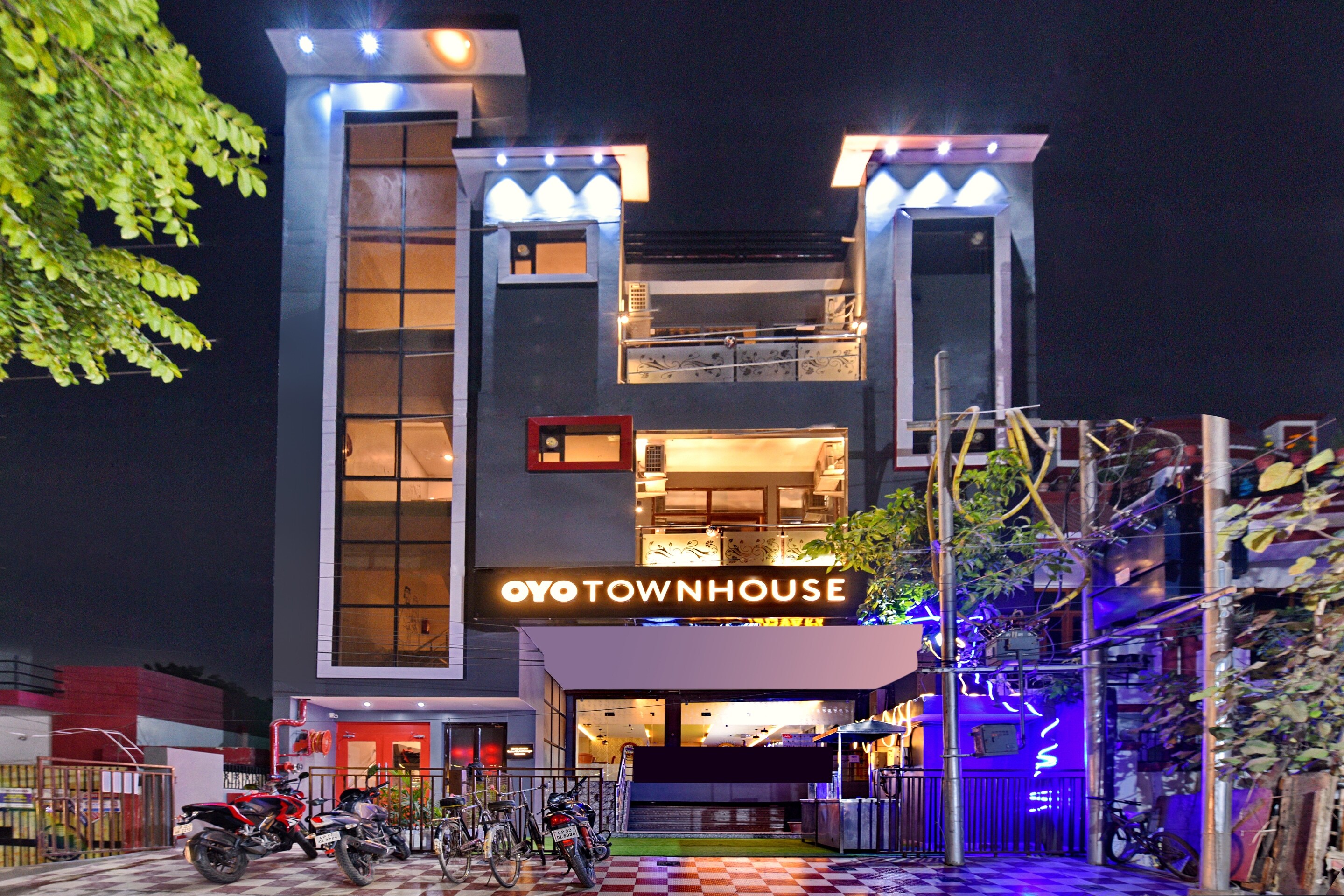 TownHouse 244 Munshipuliya - Tap to explore photos