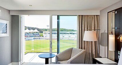 Hilton At The Ageas Bowl, Southampton Room Type - QUEEN ACCESSIBLE DELUXE RM
