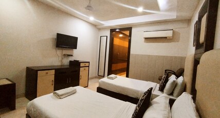Aaron Harikanta | Private Rooms & Party Stay Room Type - Deluxe Room