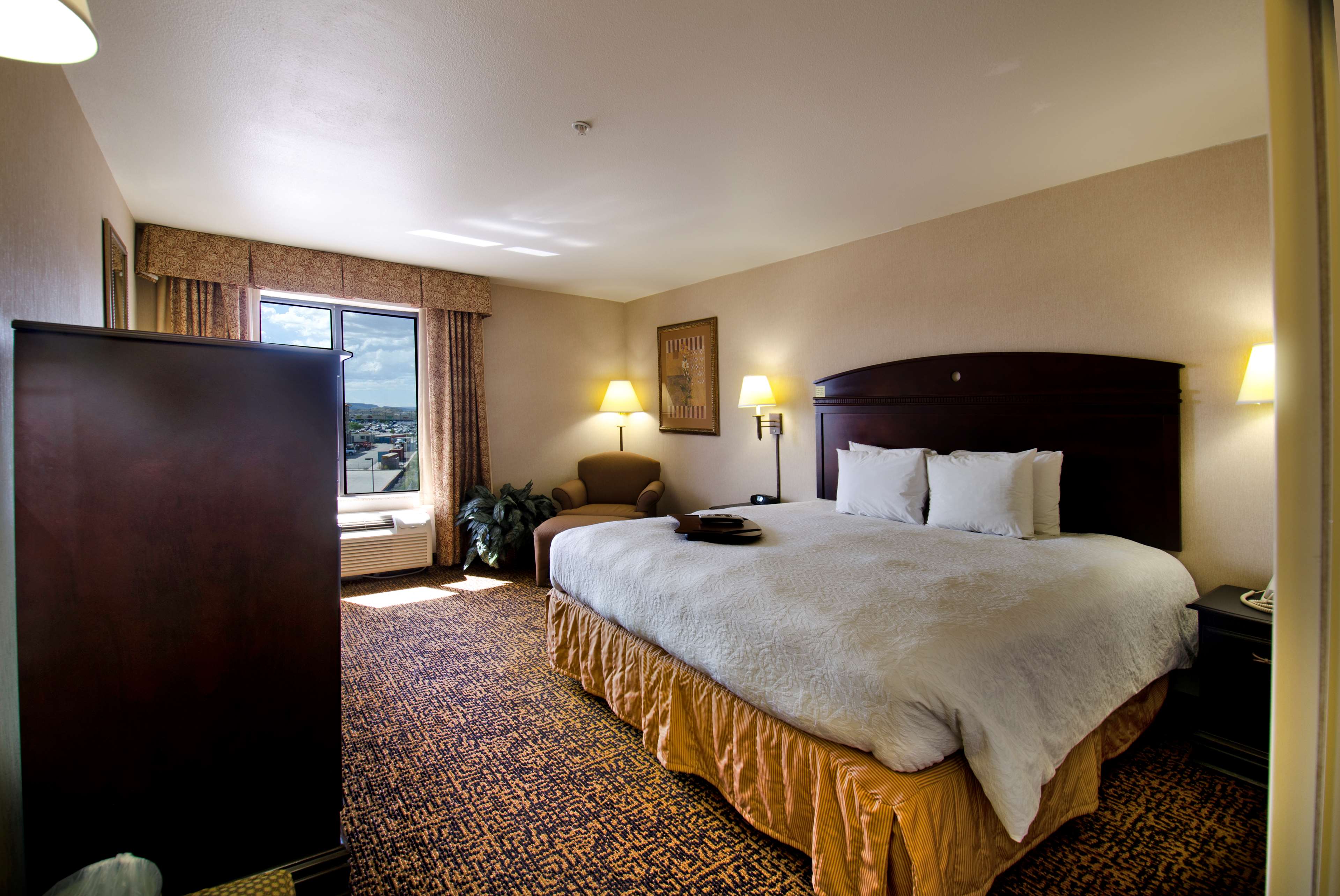 Hampton Inn & Suites by Hilton Gallup - Tap to explore photos