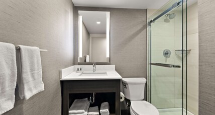 Best Western Parkway Hotel Toronto North Room Type - Suite - 1 King 2 Queen Beds, Non-Smoking, Larger Room, Kitchenette, Walk In Shower