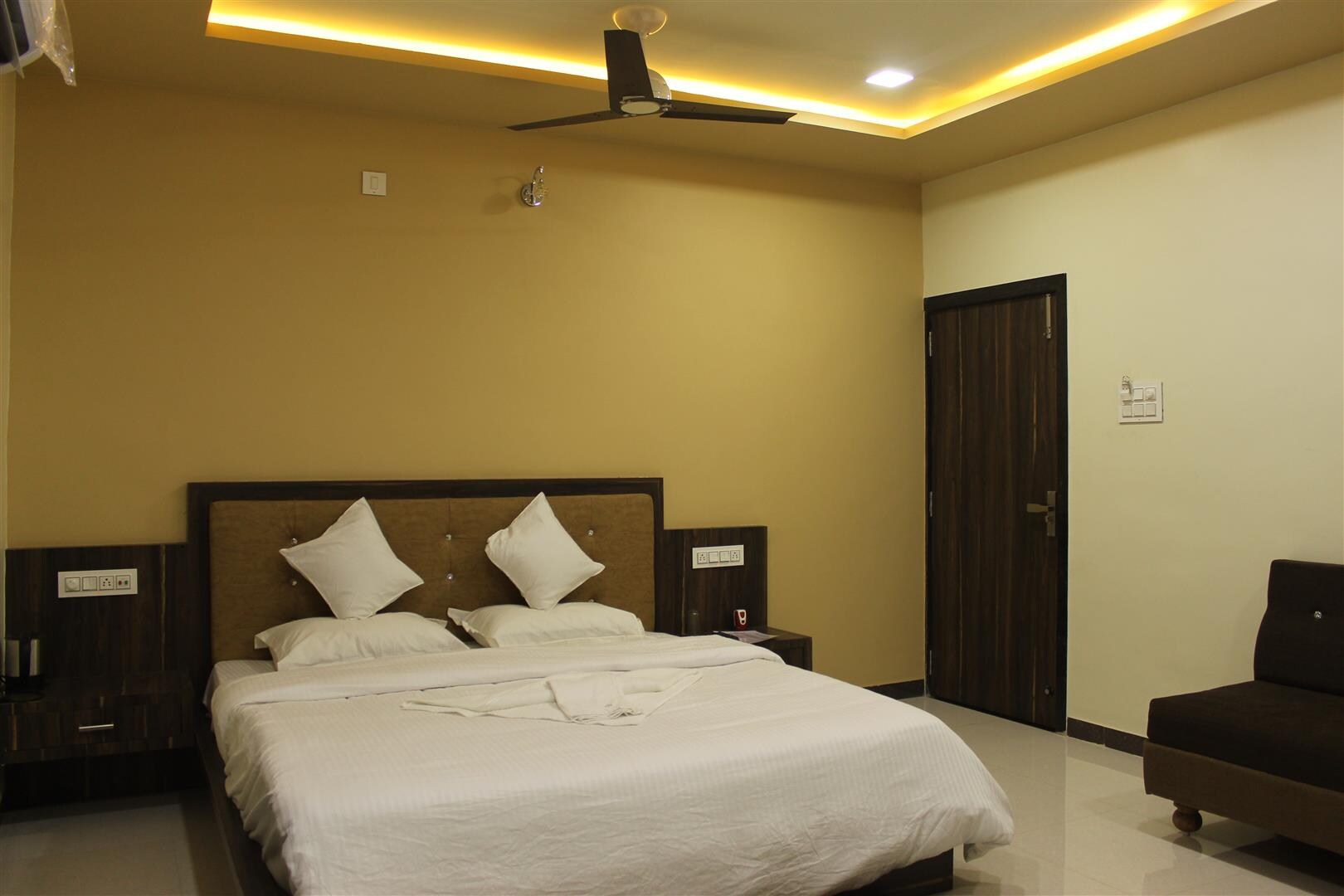 Hotel Shri Sharanam - Tap to explore photos