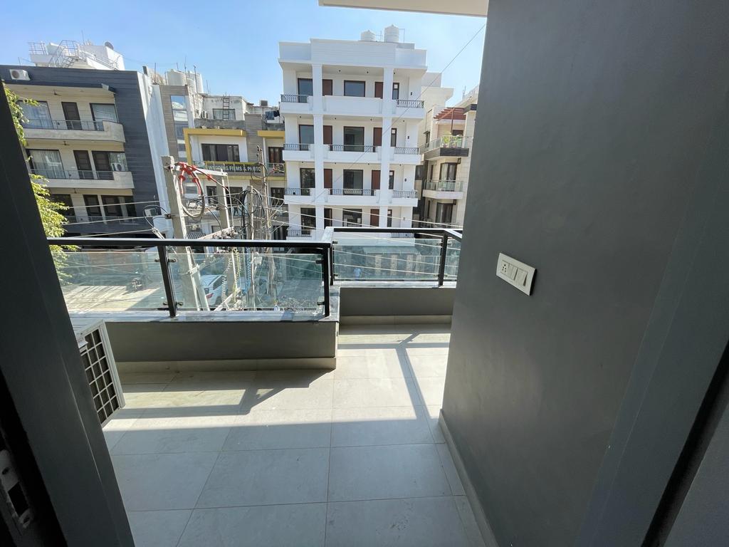 Saltstayz Express - Golf Course Road & DLF Phase-1 - Tap to explore photos