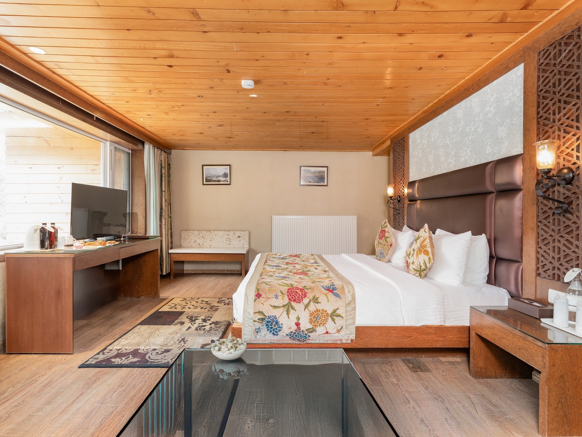 Kolahoi Green Heights Luxury Retreat Steps from Gulmarg Gondola - Tap to explore photos
