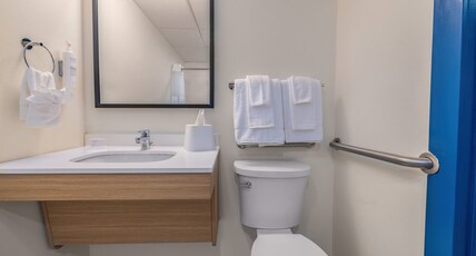 Spark by Hilton Clarks Summit Room Type - 1 QUEEN MOBIL ACCESS RIS
