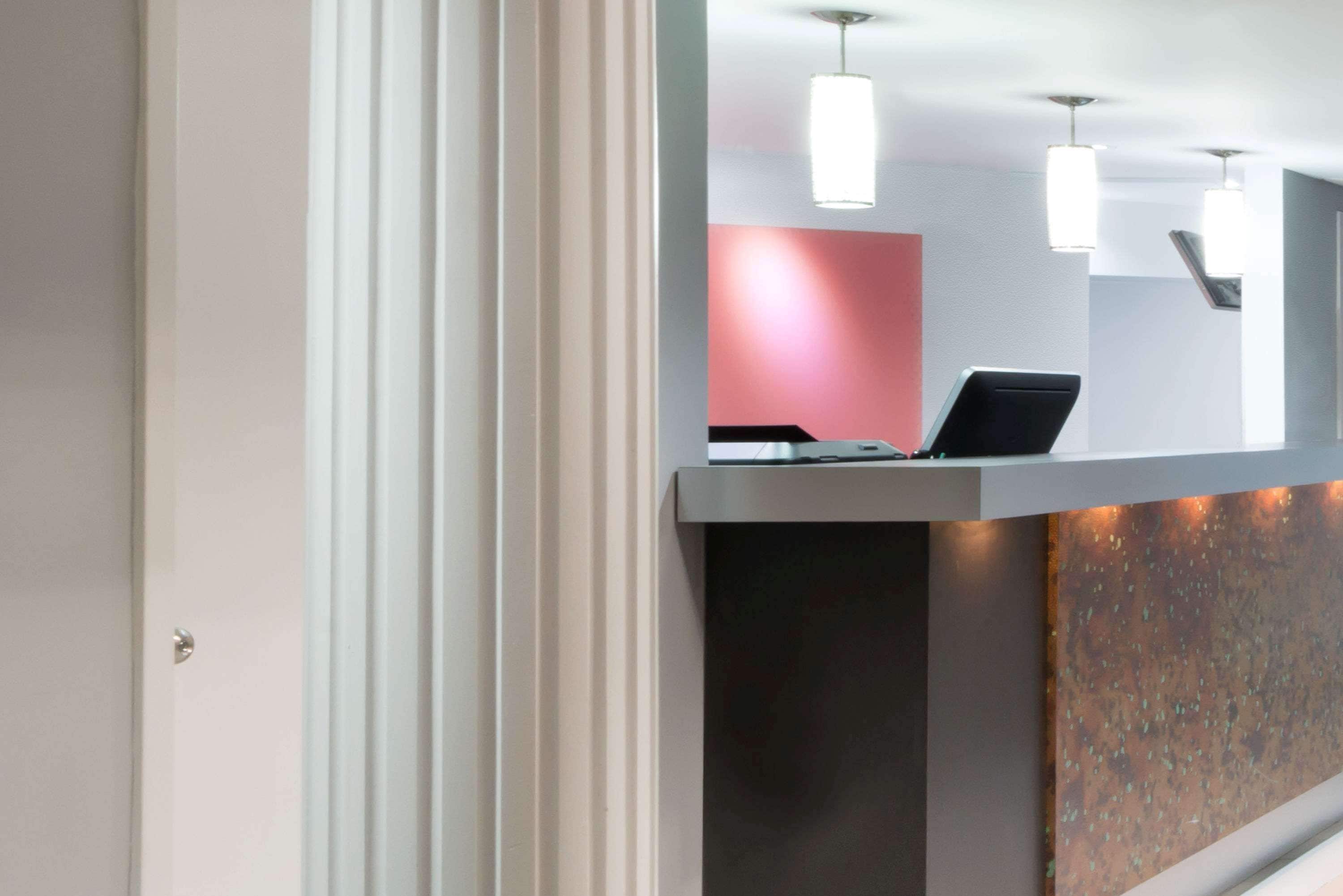 Super 8 by Wyndham Mt Hope Hamilton Intl Arpt ON - Tap to explore photos