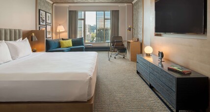 The Duniway Portland, A Hilton Hotel Room Type - 1 KING PRM MOB HR ACC TUB