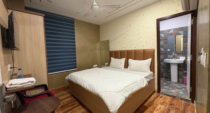 HOTEL BHANDARI AMRITSAR Room Type - Deluxe Room with City View