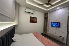 Loras Hotel, Mukhtsar