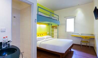 ibis budget Jakarta Menteng Room Type - 1 Queen Bed and 1 Single Bunk Bed