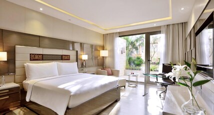 JW Marriott Mumbai Sahar Room Type - Executive Lounge Access, 1 King, Balcony with Bathtub, One-way Airport Transfer