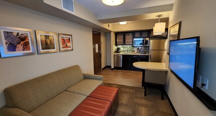Staybridge Suites DENVER DOWNTOWN, an IHG hotel Room Type - 1 King 1 Bdrm Ste Comm Access Roll Shwr