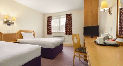 Days Inn by Wyndham Sevenoaks Clacket Lane Room Type - 1 Double Bed and 2 Twin Beds, One-Bedroom, Non-Smoking Days Inn by Wyndham Sevenoaks Clacket Lane Room Type - 1 Double Bed and 2 Twin Beds, One-Bedroom, Non-Smoking