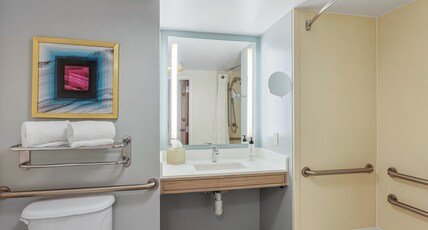 Crowne Plaza FT. MYERS GULF COAST Room Type - 2 Queen Standard Communications Accessible Tub