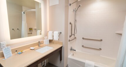 Staybridge Suites WASHINGTON DC EAST - LARGO Room Type - 2 Queen 1 Bedroom Suite Mobil Access Tub