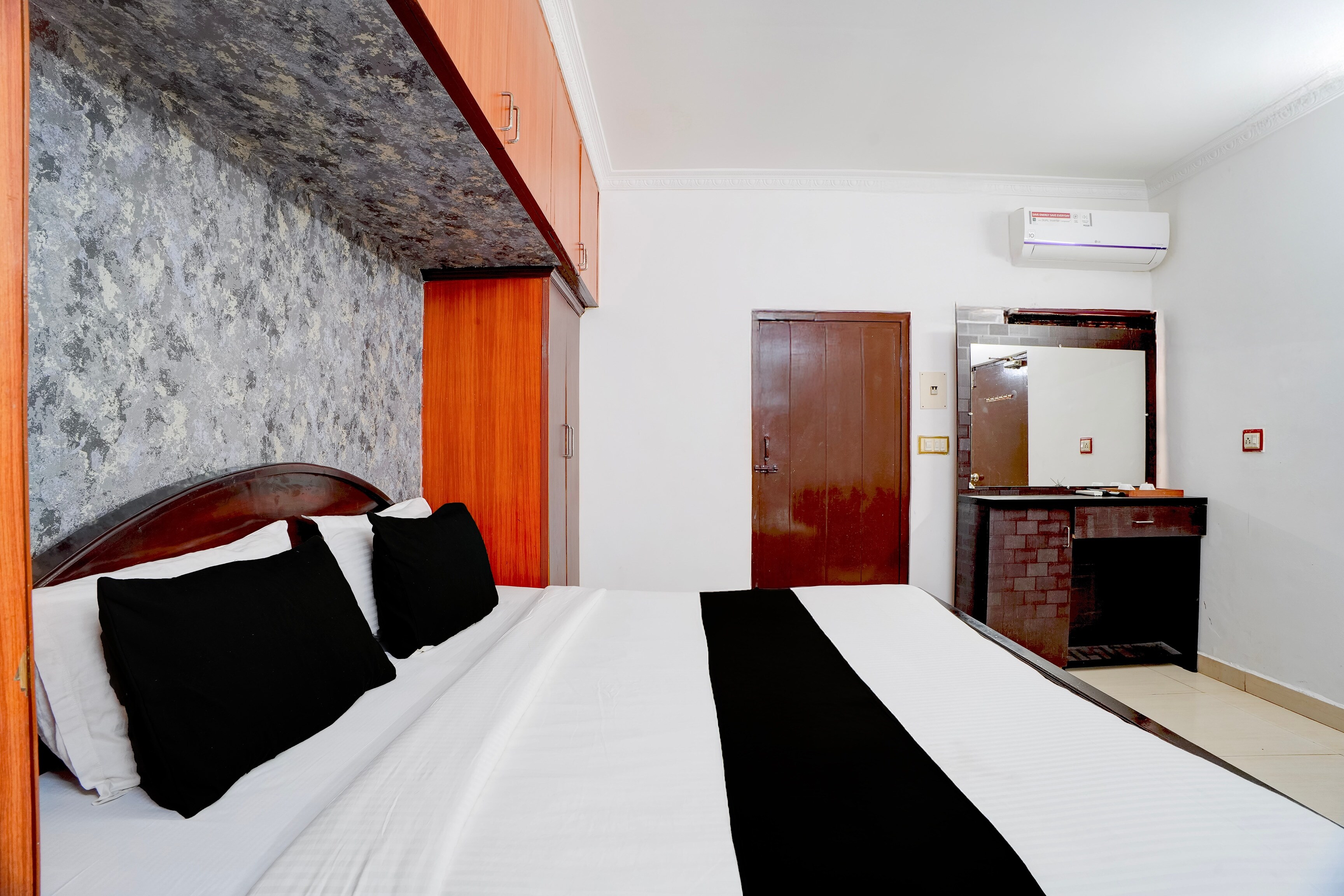 Hotel O Raaj Inn - Tap to explore photos