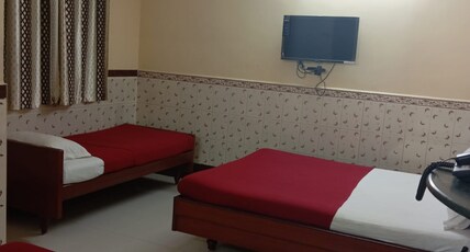 SRI LAKSHMI RESIDENCY PORUR Room Type - 5 Bed Family AC Room