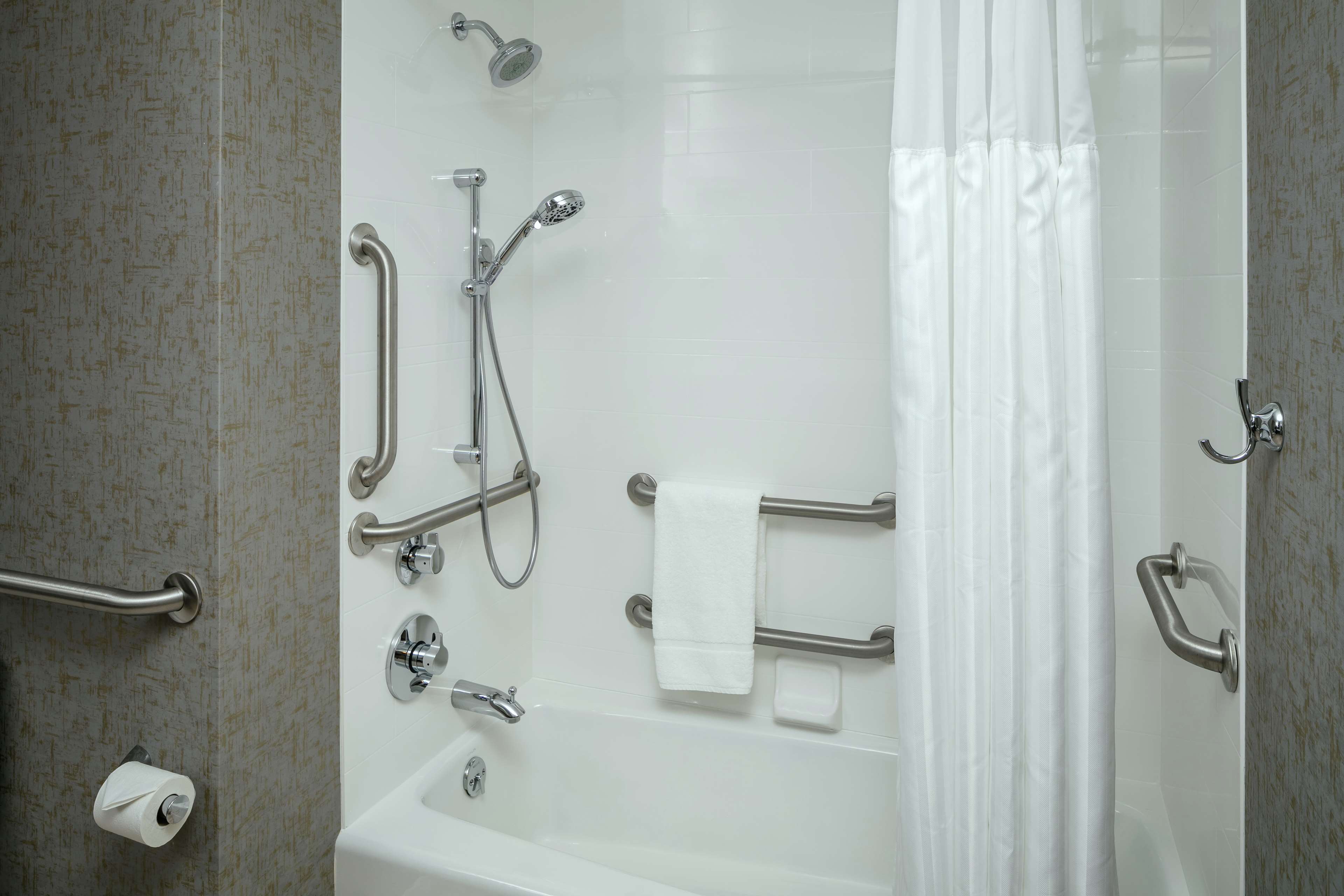 Hilton Garden Inn Seattle Bellevue Downtown - Tap to explore photos