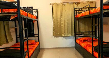 Hostel Lifespace- Bunks & Private Rooms in a Luxurious Villa Room Type - Room 6 Bed in 4-Share Mixed Bunk Bed Room