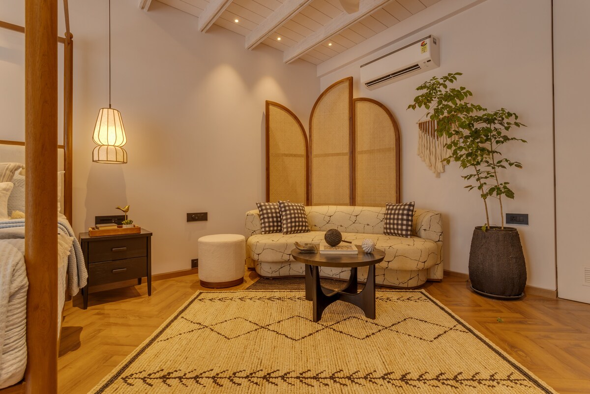 Opulent 4BHK Siolim Villa w Pool Bar Pool Table - Tap to explore photos