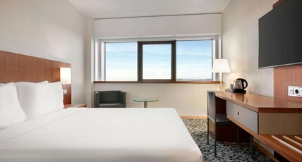 Ramada by Wyndham Lisbon Room Type - 1 Queen Bed, Superior Room, River View, Non-Smoking Ramada by Wyndham Lisbon Room Type - 1 Queen Bed, Superior Room, River View, Non-Smoking