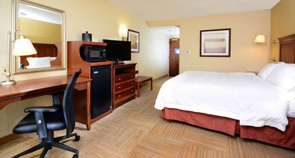 Hampton Inn Raleigh - Capital Blvd. North Room Type - 1 KING BED NONSMOKING