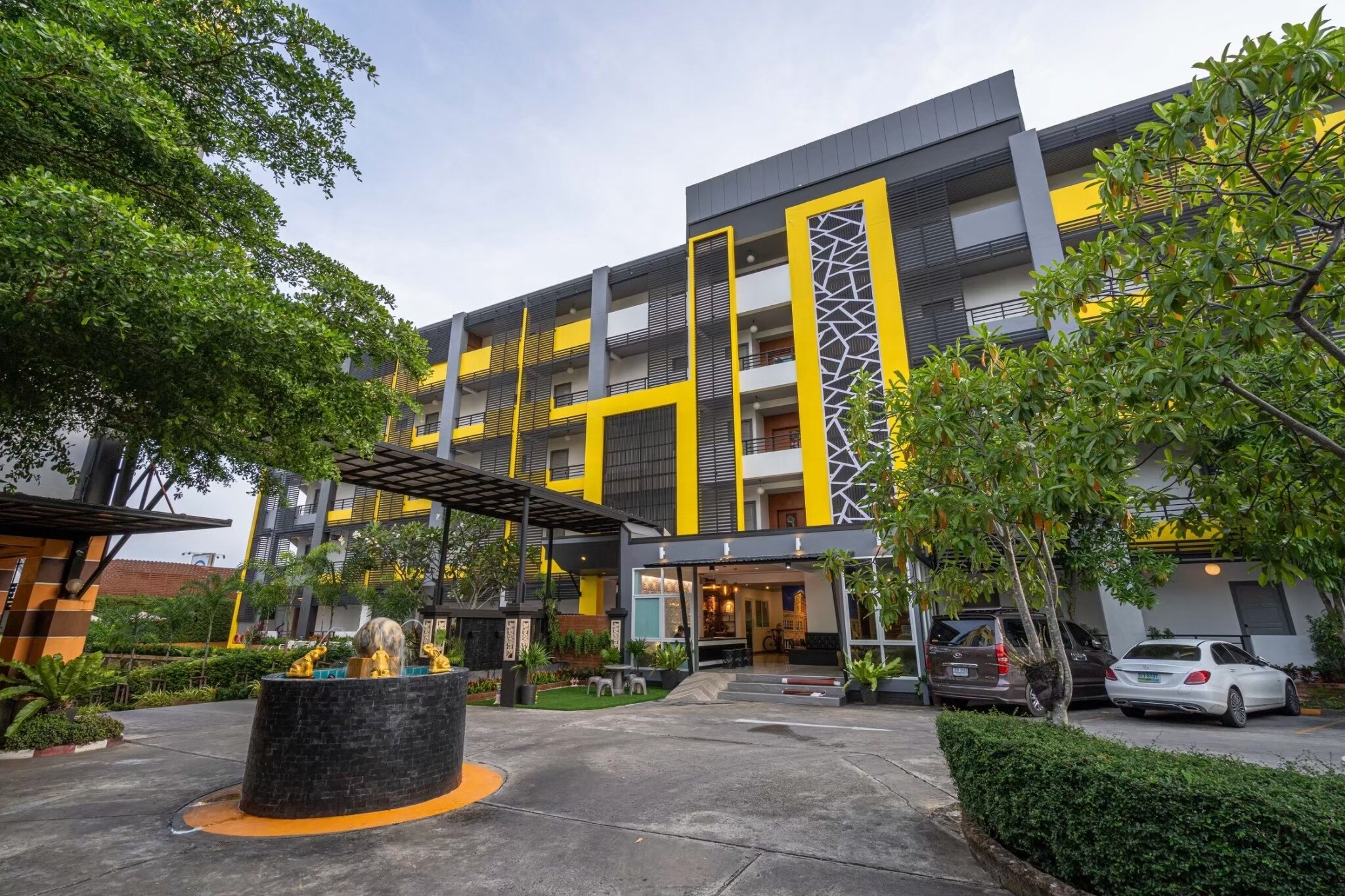 SB Living Place Hotel Phuket Town - Tap to explore photos