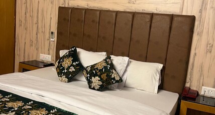 Hotel Rattan's 1925 Room Type - Super Deluxe Room With Hot and Cold AC