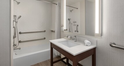 Holiday Inn El Paso West Sunland Park Room Type - 1 King Bed Standard Mobil Access Tub