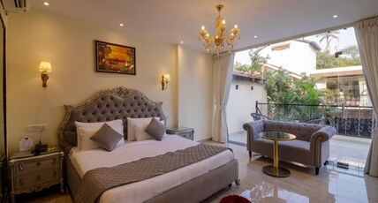 Emperor Ozran by Alaya Stays Room Type - Superior room with balcony and bathtub