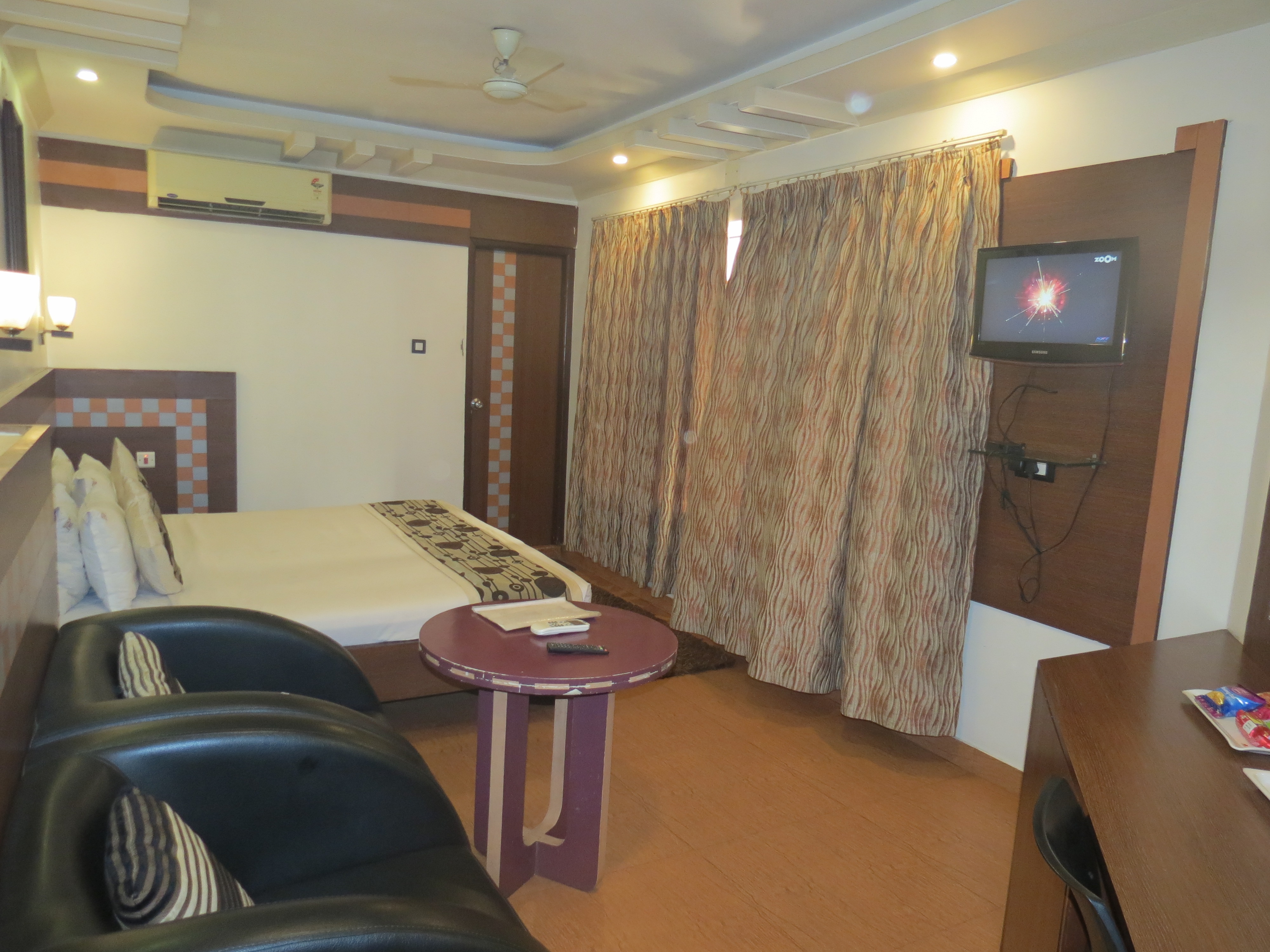 HOTEL THE SANS - Tap to explore photos