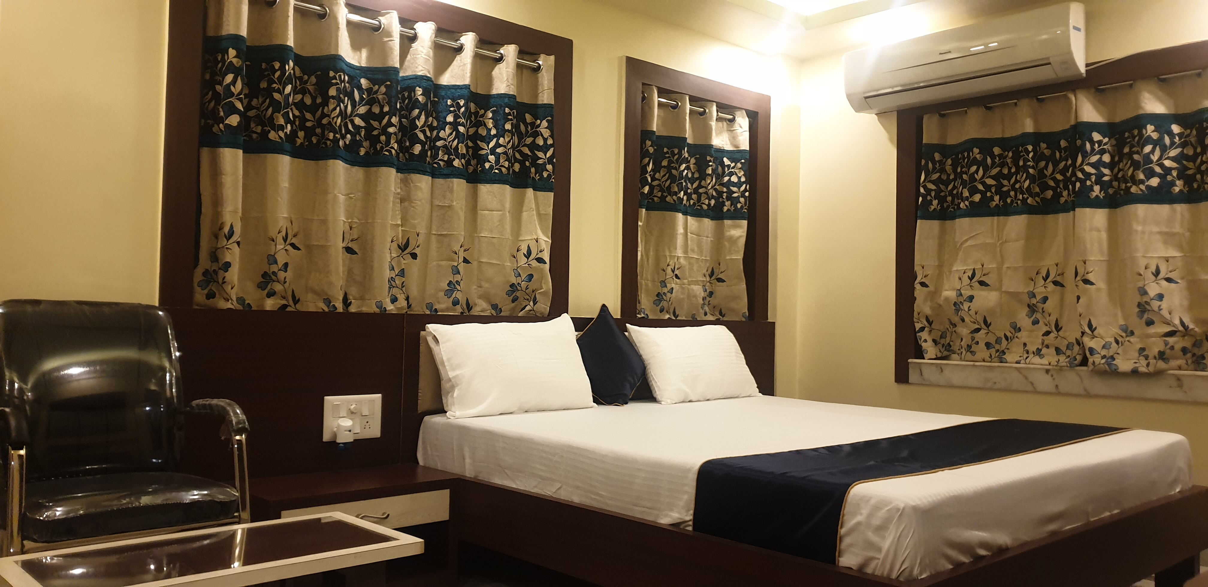 Imperial Plaza Guest House - Tap to explore photos