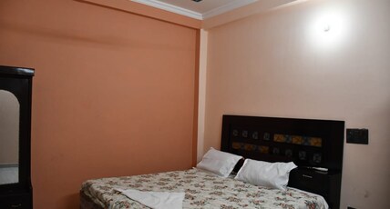 Vasudev Paying Guest House Room Type - Bedroom 8
