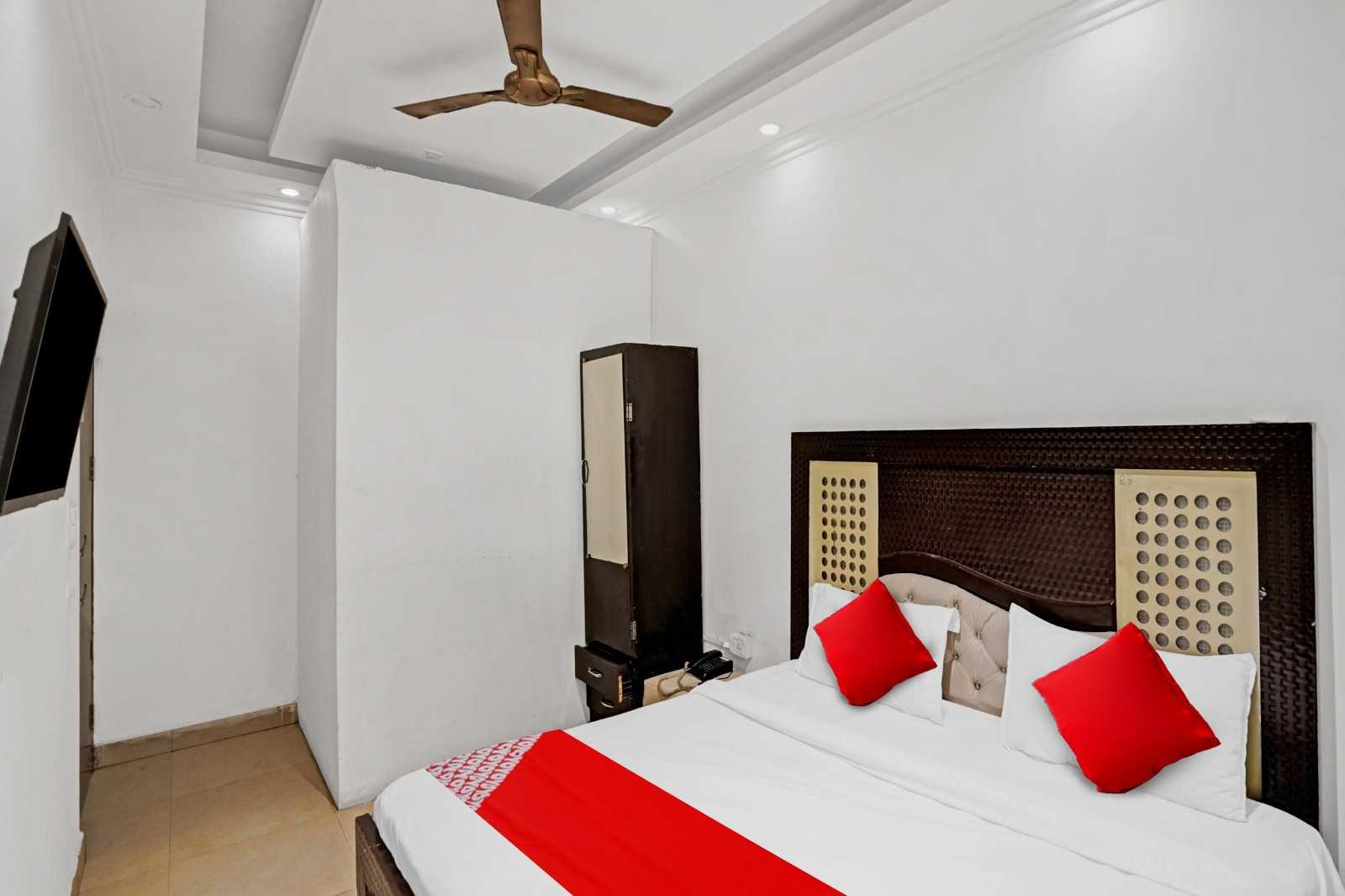 Hotel O Aashirwad Guest House - Tap to explore photos